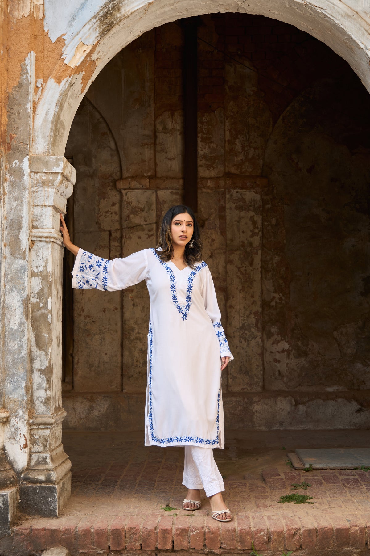 Nazm Rayon White & Blue Blossom Chikankari Kurta